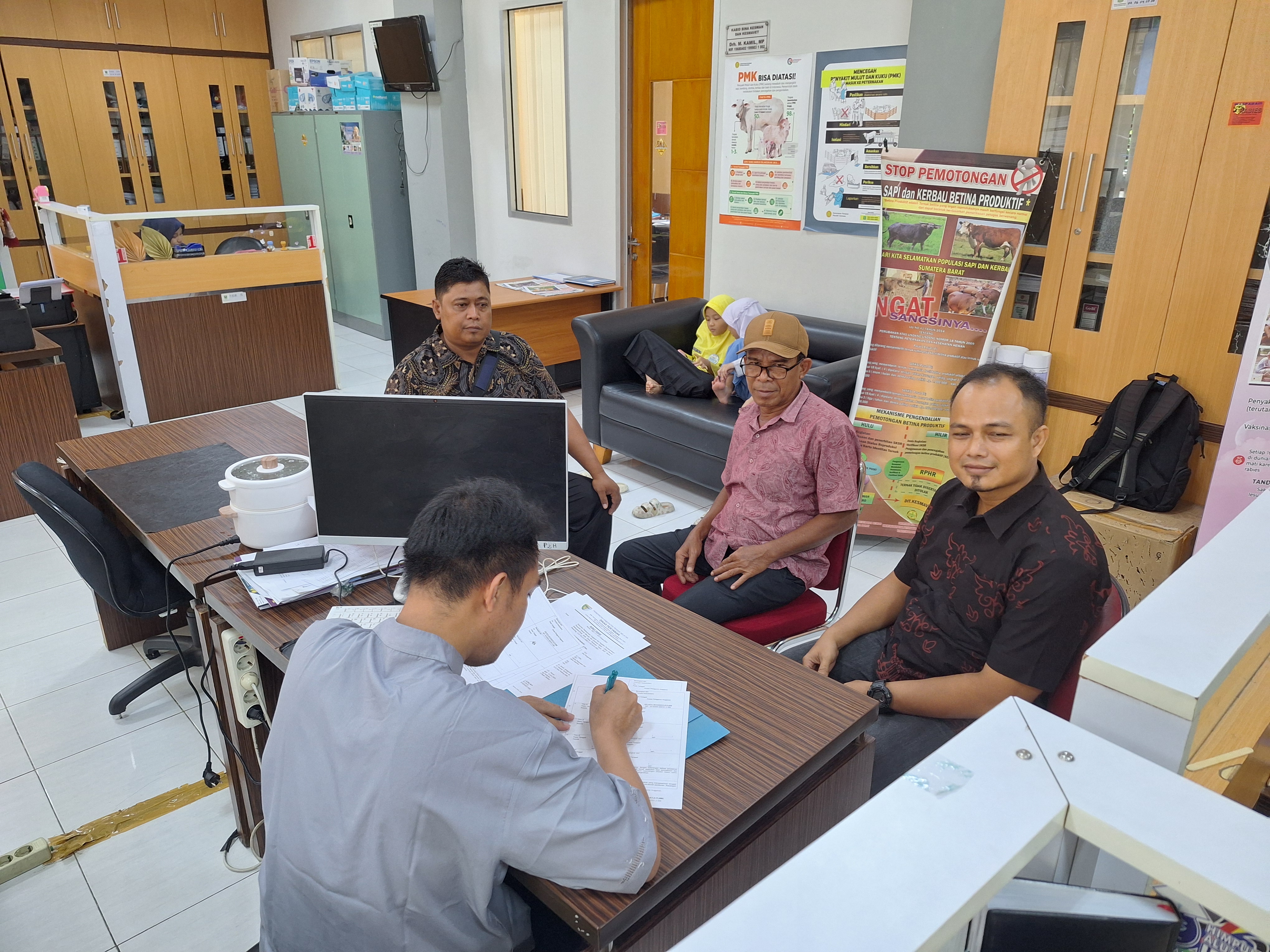 KOORDINASI DAN KONSULTASI TERKAIT PENGGUNAAN VAKSIN RABIES SUMBER DANA APBD DPKH PROVINSI SUMBAR.