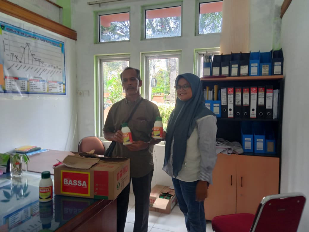 TPH - MEMBERIKAN BANTUAN PESTISIDA KE KELTAN CUPAK RAWANG KEC. BATANG KAPAS