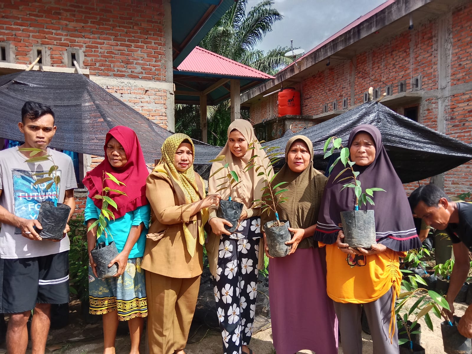 PENYERAHAN BANTUAN BIBIT DURIAN KELOMPOK TANI TALANG BALARIK III