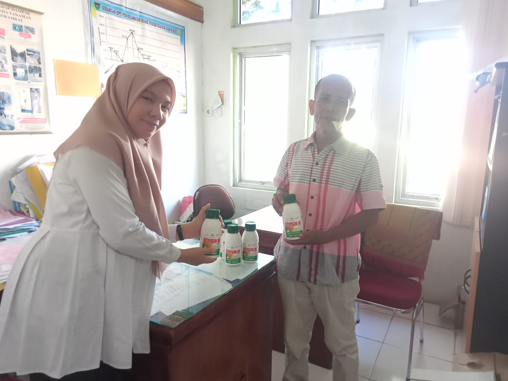 TPH - MEMBERIKAN BANTUAN PESTISIDA KE KELTAN AIR TAMBANG KEC. RANPES