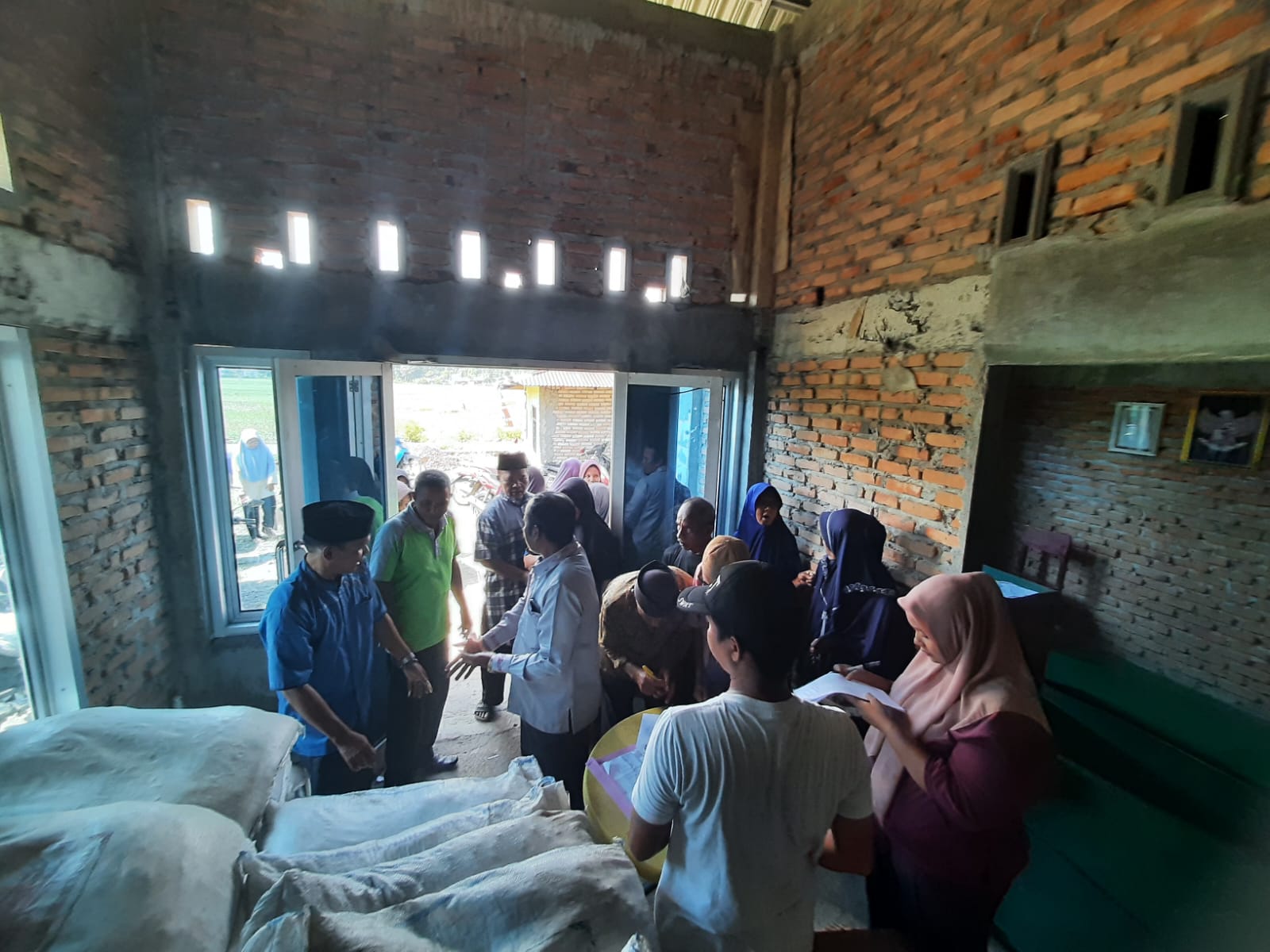 pemberian bantuan pupuk organik  di nagari gurun panjang barat 