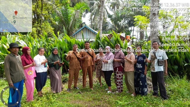 Penyerahan Bantuan Bibit Kelapa dan Pupuk Tanaman Kelapa pada Kelompok Tani Barokah Indah