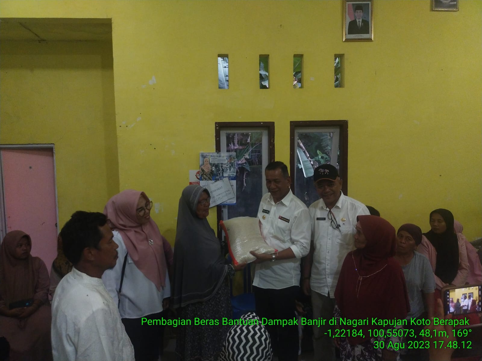 Pembagian bantuan Beras kepada masyarakat Nagari Kapujan Koto Berapak yang terdampak banjir .