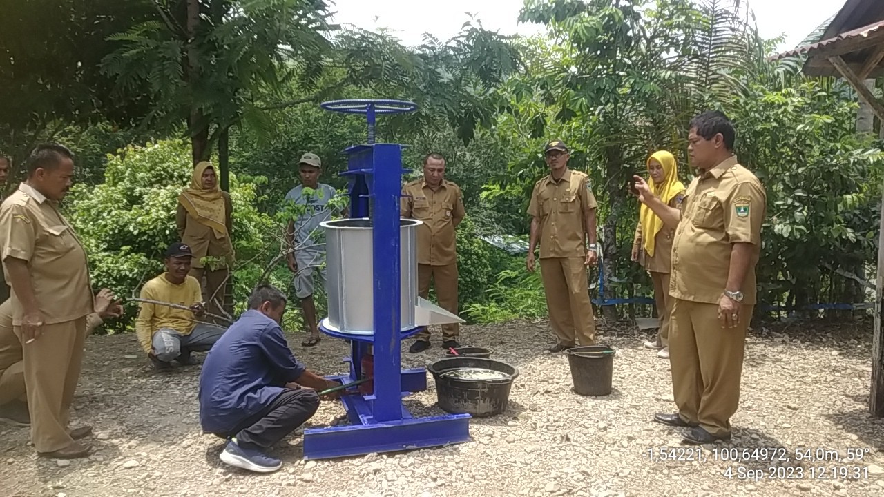 Demontrasi Alat Kempa Gambir Di Kelompok Tani Aie Janiah, Timbulun Taratak Kecamatan Sutera