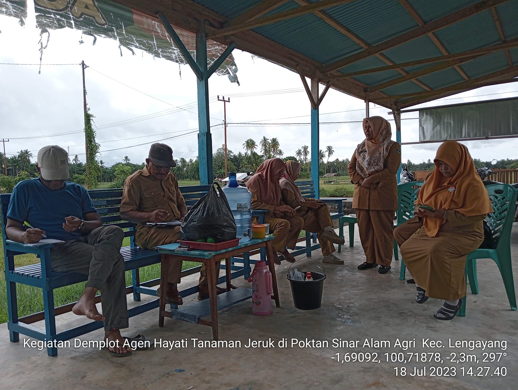Kegiatan Demplot Agen Hayati Tanaman Jeruk di Poktan Sinar Alam Agri Lengayang