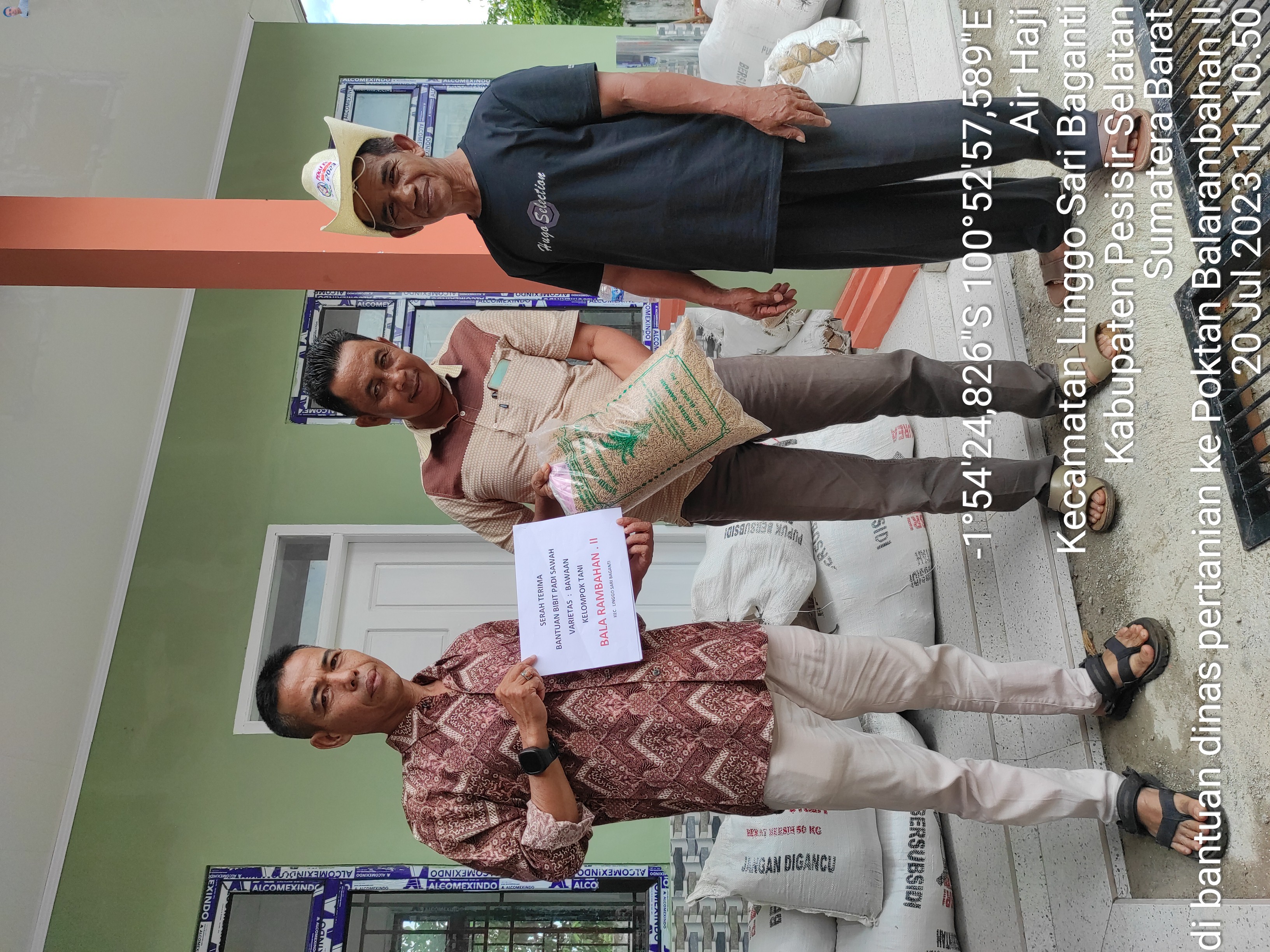 BPP Linggo Sari Baganti menyalurkan bantuan benih padi untuk 7 kelompok dari Dinas Pertanian kabupat