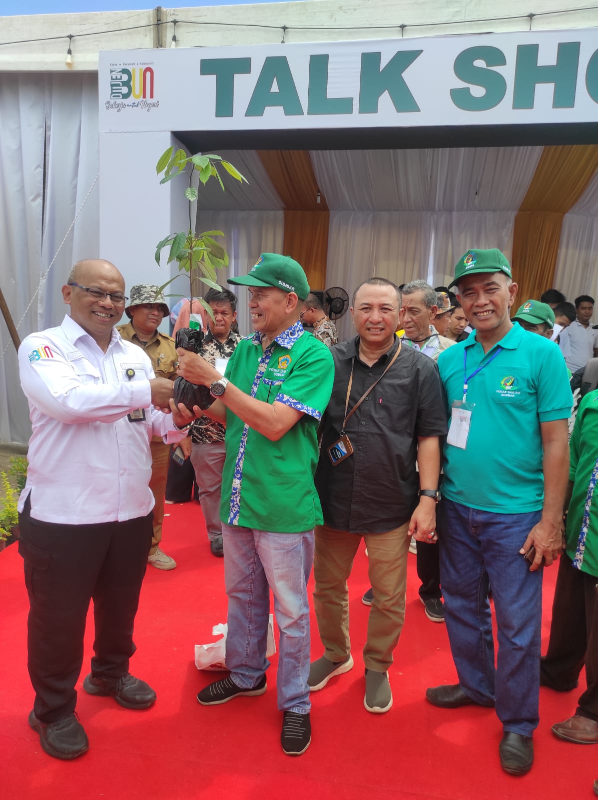 Penas Tani XVI : Pesisir Selatan Terima Hibah Benih Pala dan Benih Pinang  dari Ditjenbun 