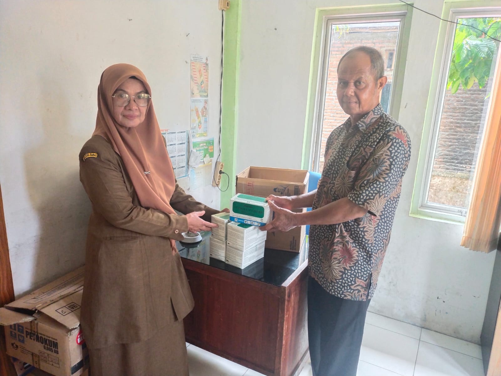 Memberikan Bantuan Pestisida ke Kelompok yang tanamanya terserang OPT ( organisme pengganggu Tumbuha