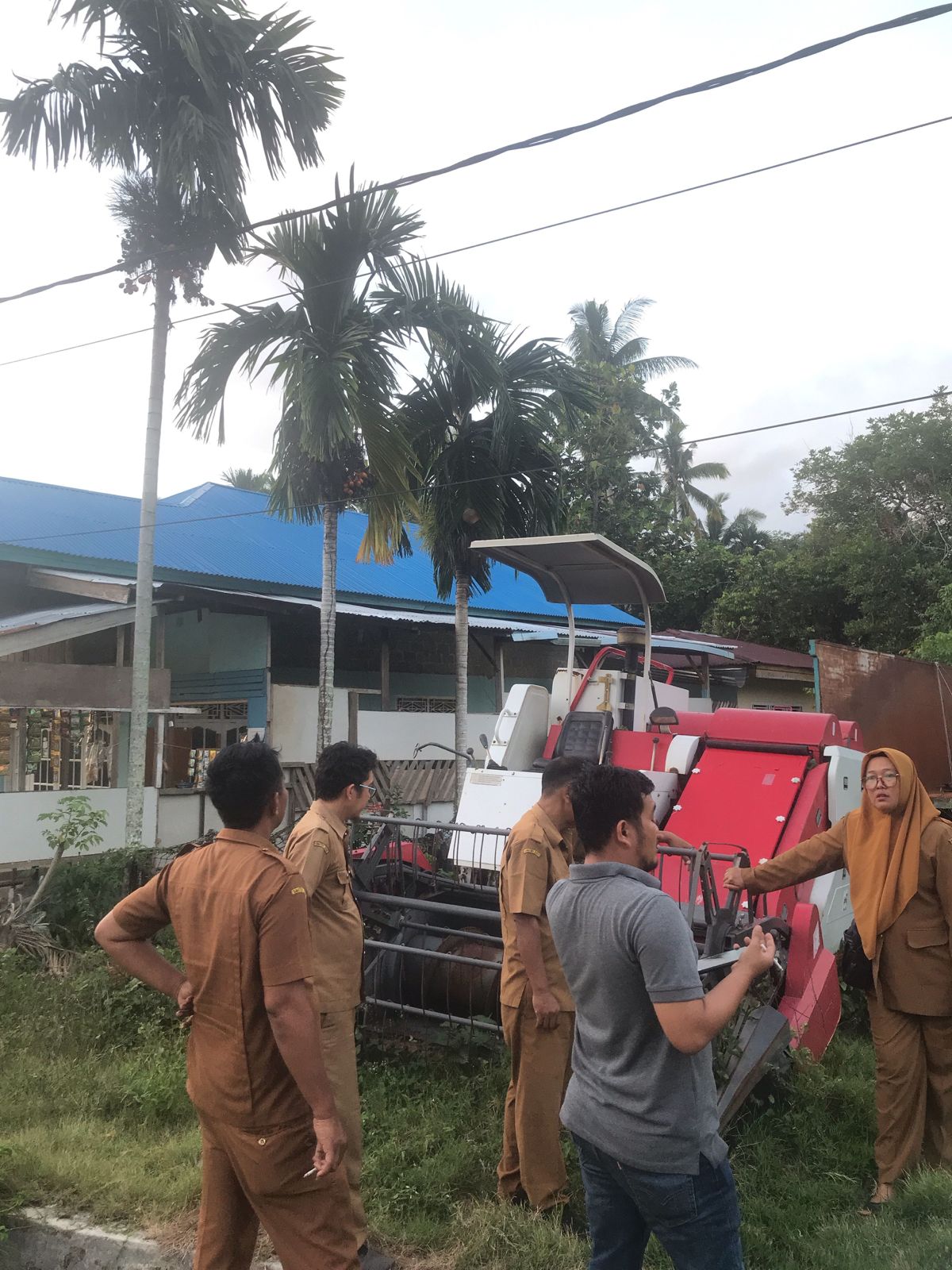 MONITORING DAN EVALUASI ALSINTAN COMBINE HARVESTER DI KELTAN UPJA NAGARI KAMBANG BARAT 