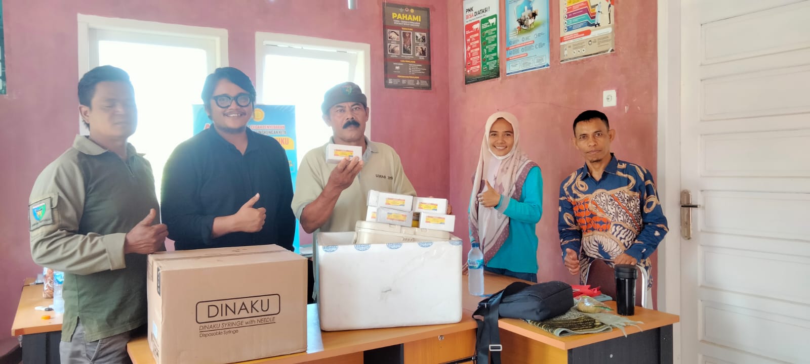 Distribusi Vaksin Rabies dan Prasarana Vaksinasi Rabies ke Puskeswan Padang Laban dan Puskeswan Inde