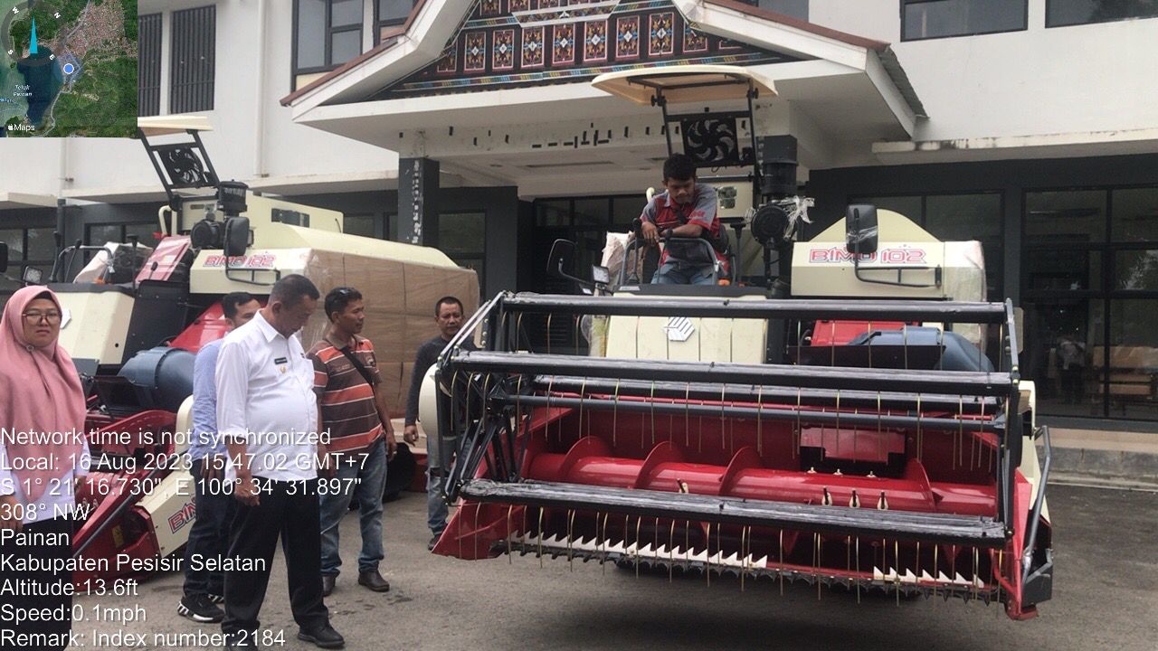 PENINJAUAN BANTUAN COMBINE HARVESTER OLEH BAPAK BUPATI KABUPATEN PESISIR SELATAN
