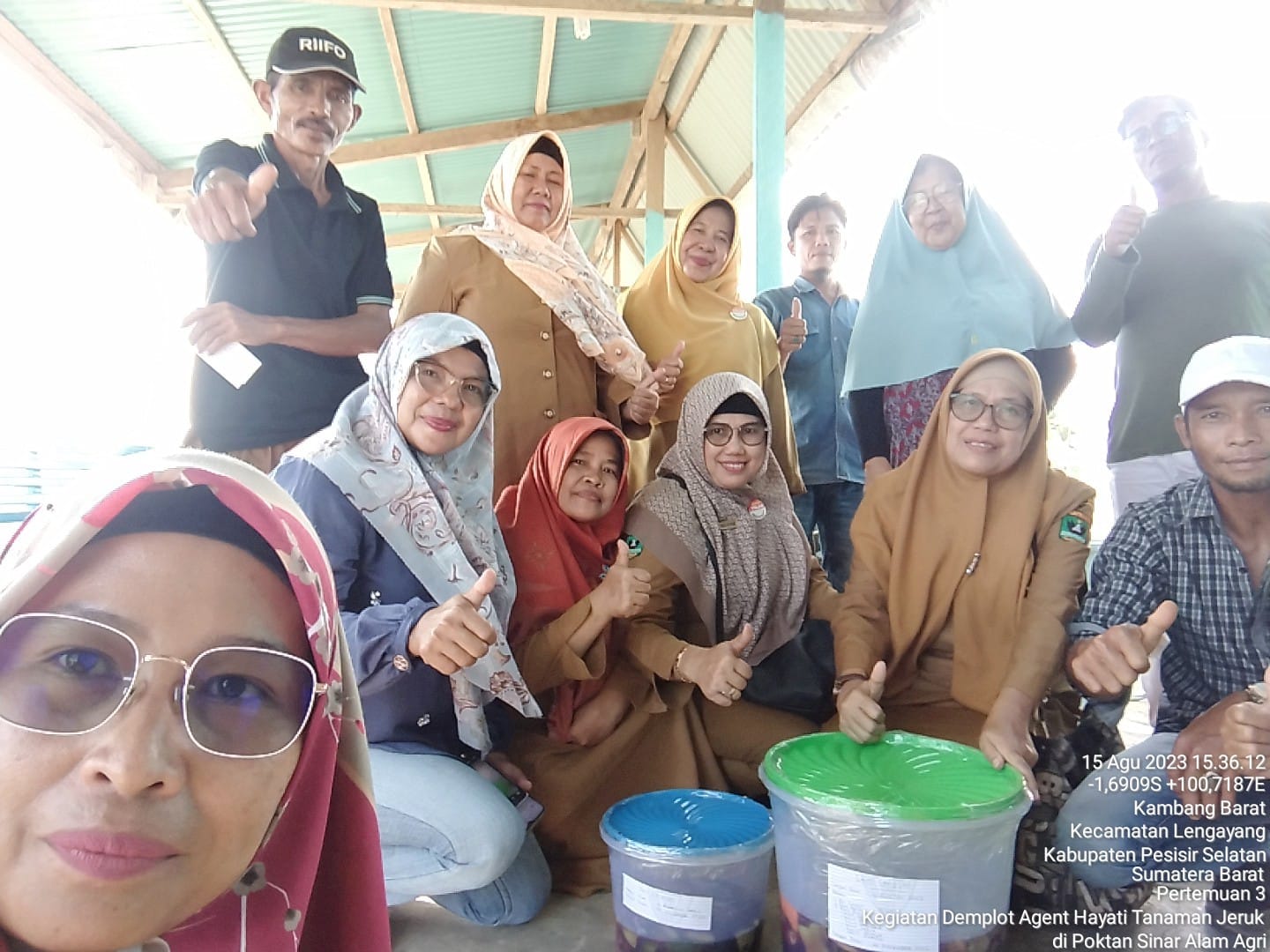 PEMBUATAN AGENSIA HAYATI EKO ENZIM DI POKTAN SINAR ALAM AGRI NAGARI KAMBANG BARAT