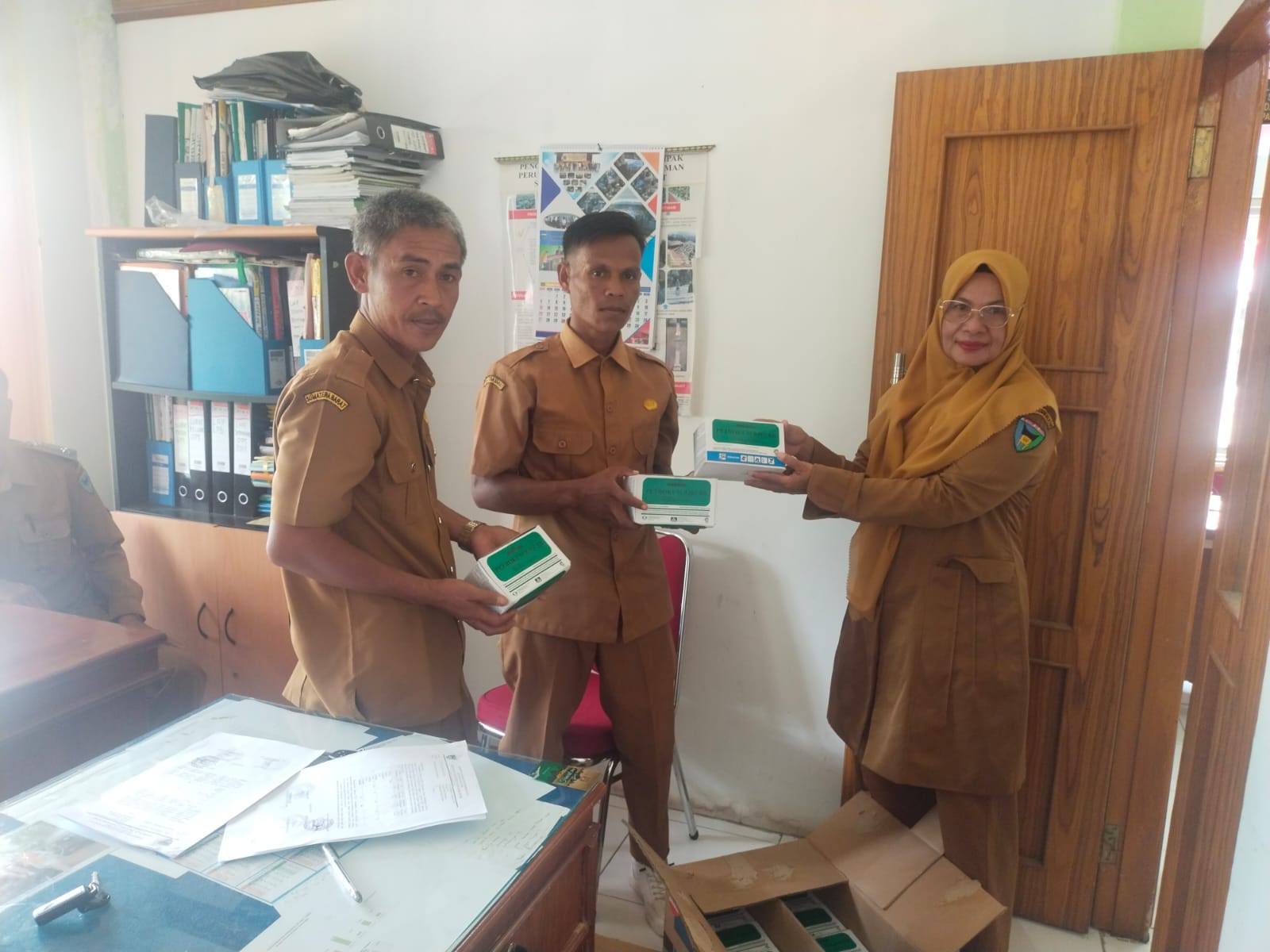 Memberikan Bantuan Pestisida ke Kelompok yang tanamannya terserang OPT ( organisme pengganggu Tumbuh