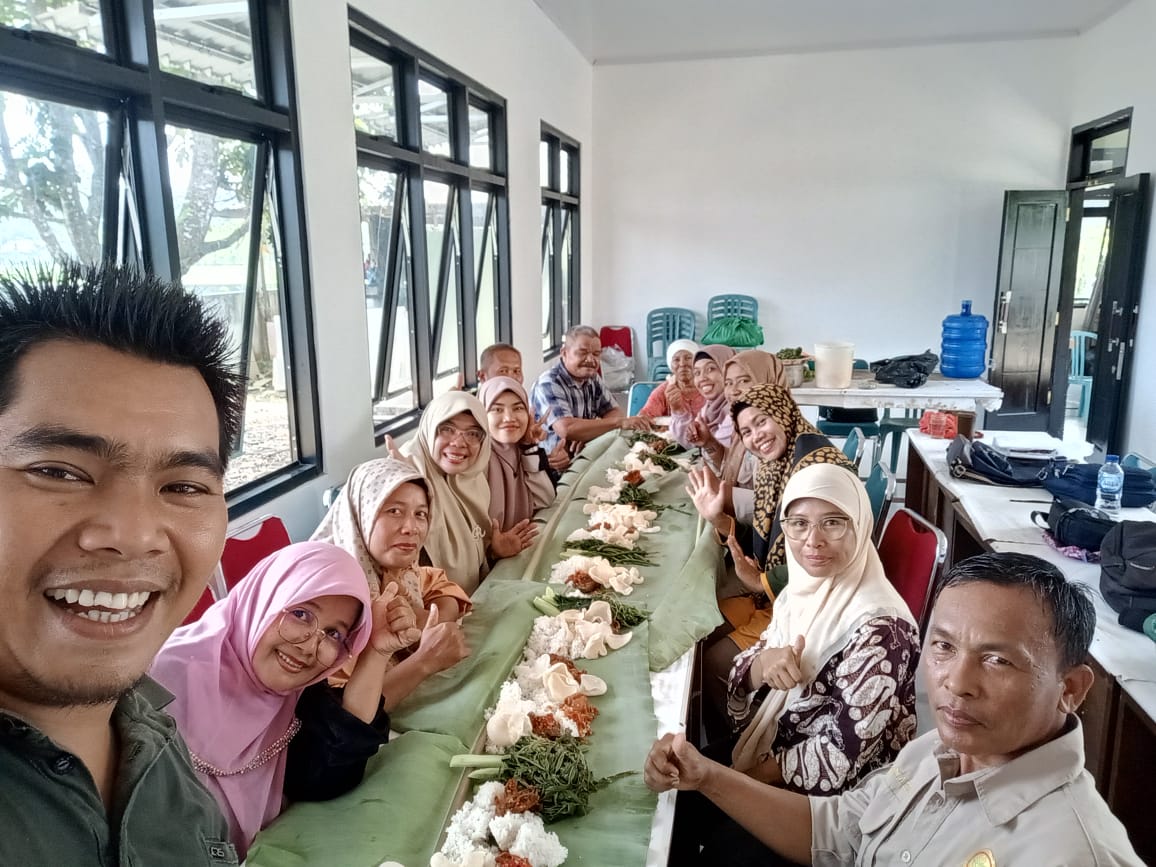 Kebersamaan Penyuluh Pertanian Lengayang di Sela-Sela Tugas