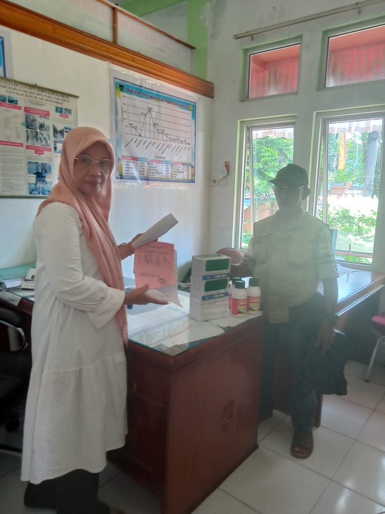 Memberikan Bantuan Pestisida ke Kelompok yang tanamanya terserang OPT ( organisme pengganggu Tumbuha