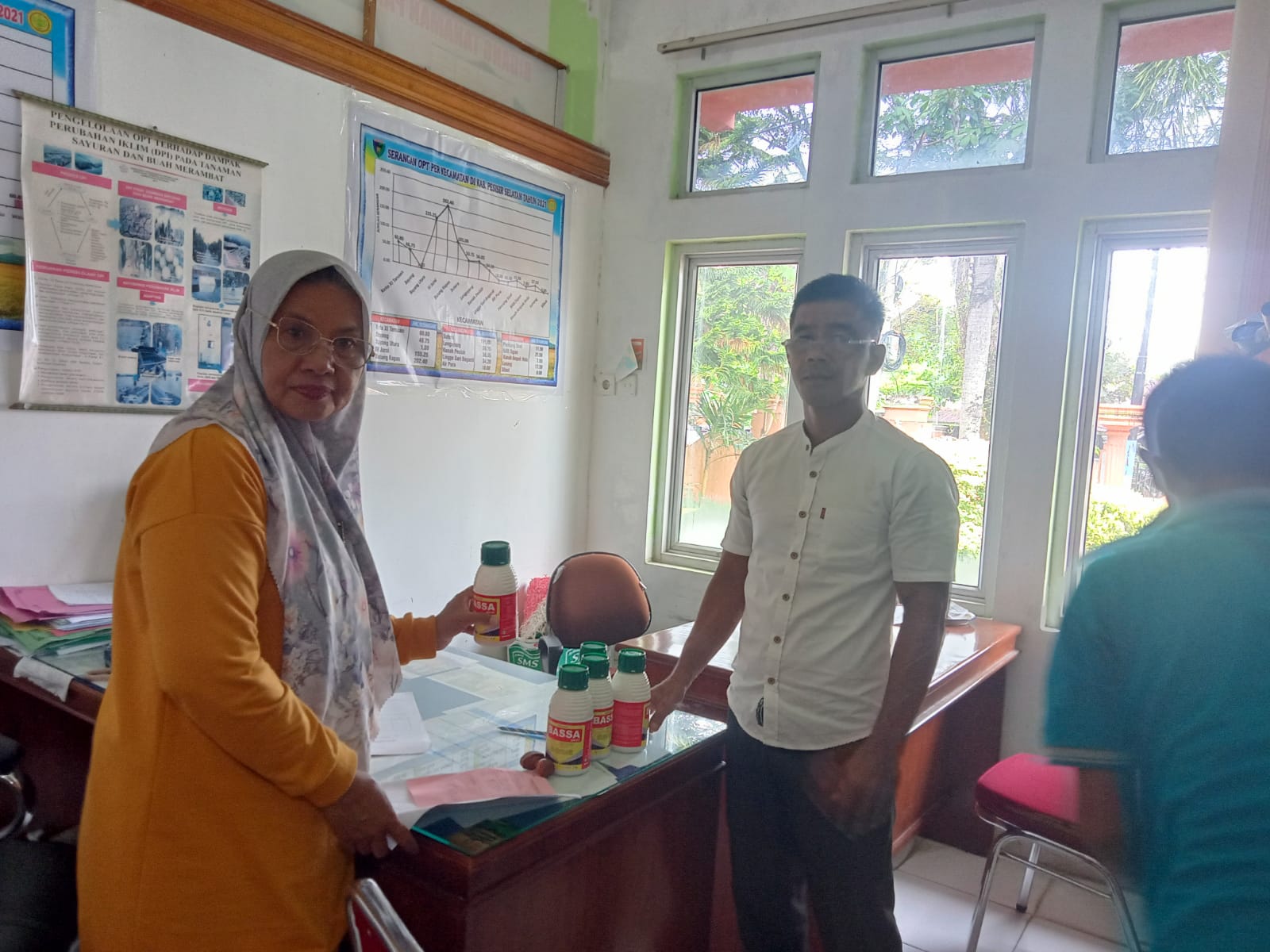 TPH - MEMBERIKAN BANTUAN PESTISIDA KE KETAN KUBANG DI KEC. LENGAYANG