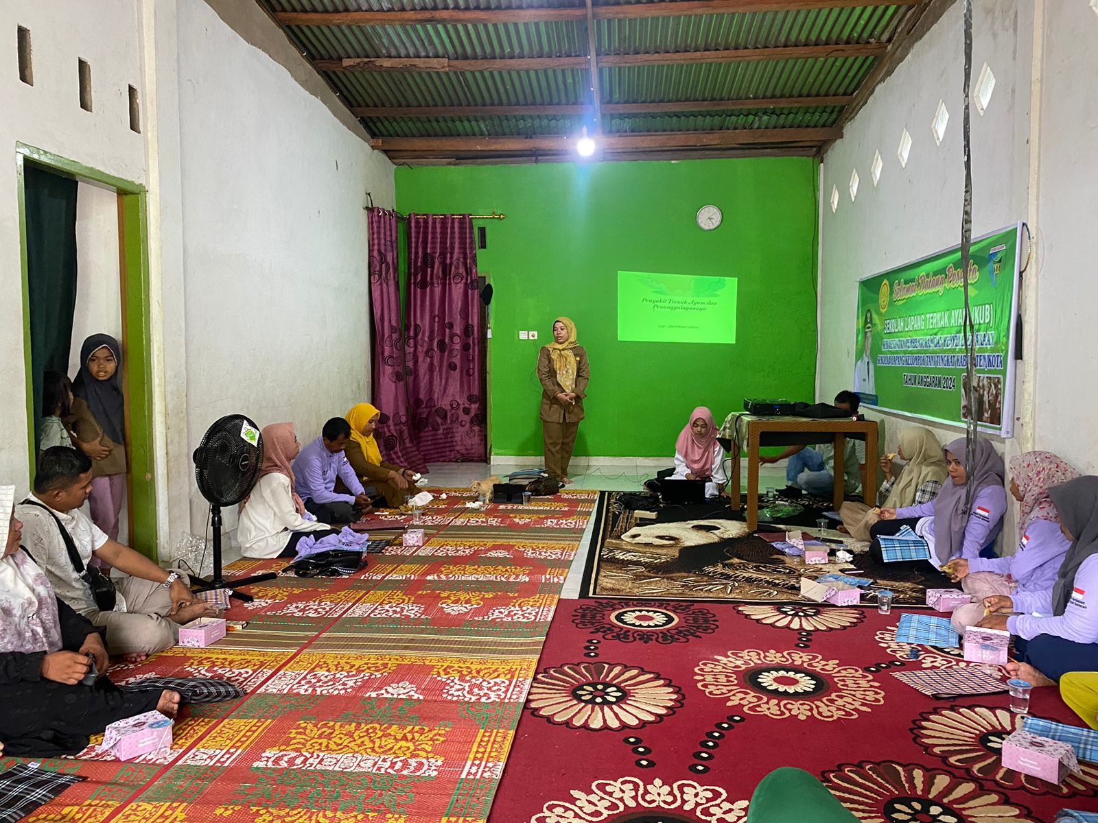 Sekolah Lapang (SL) beternak ayam kampung di kelompok wanita tani Mandiri Sakato di nagari Nyiur Mel