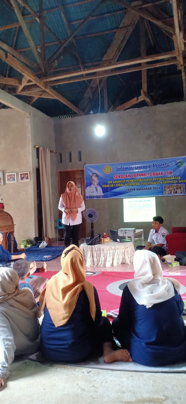 Sekolah Lapang Budidaya Ternak itik di Rumah pengurus KWT Poktan Gadih Basanai 