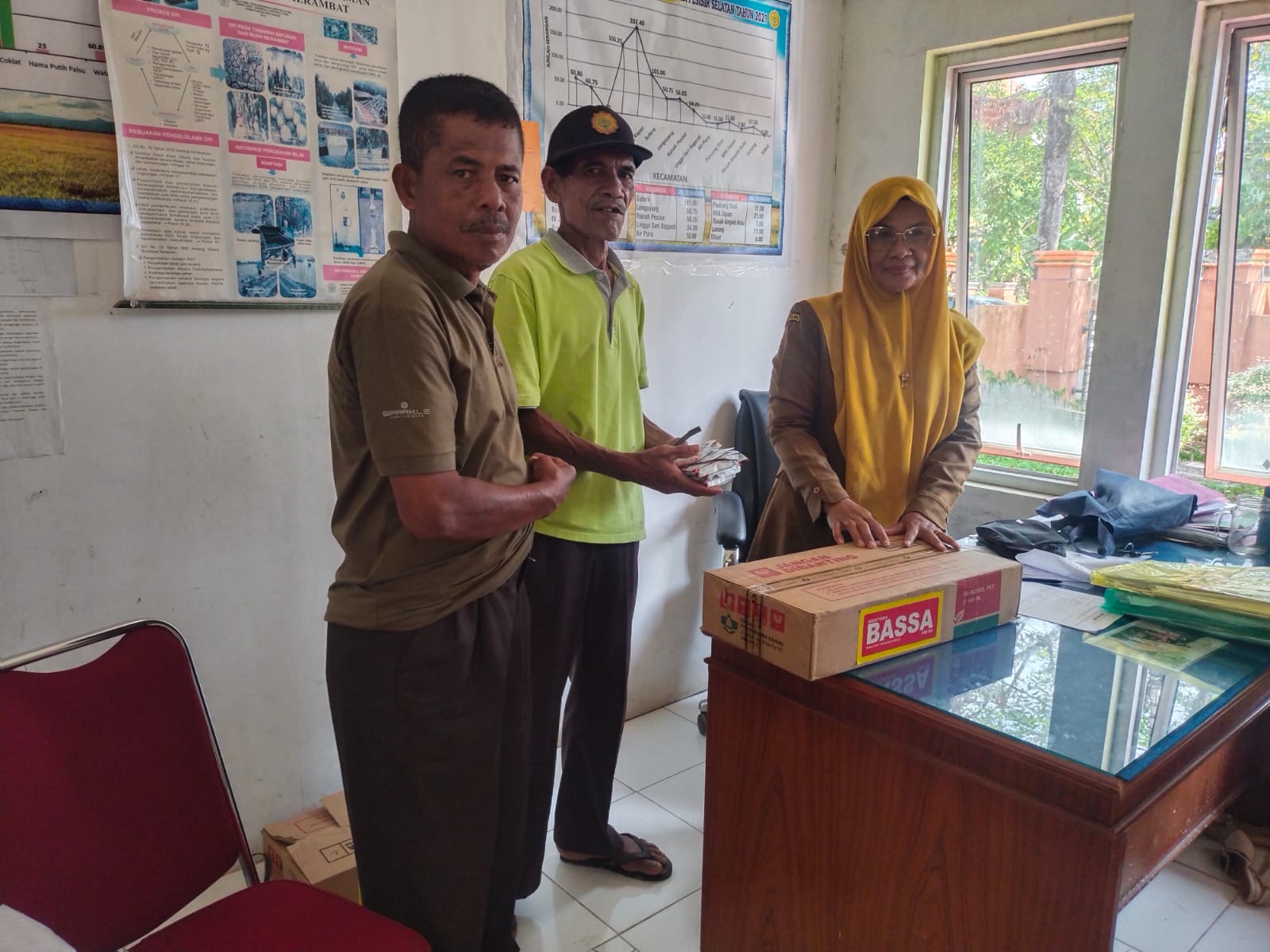 TPH-MEMBERIKAN BANTUAN PESTISIDA KE KELOMPOK TANI SAWAH BALIAK KECAMATAN BAYANG