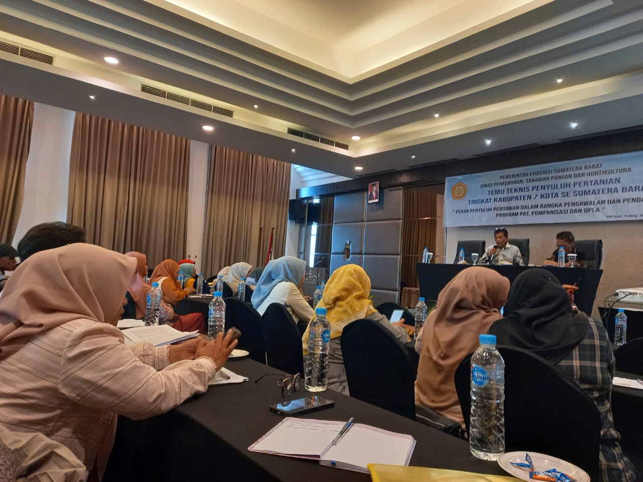 Menghadiri acara Temu Teknis Penyuluhan Pertanian di Hotel Hayam Wuruk Padang