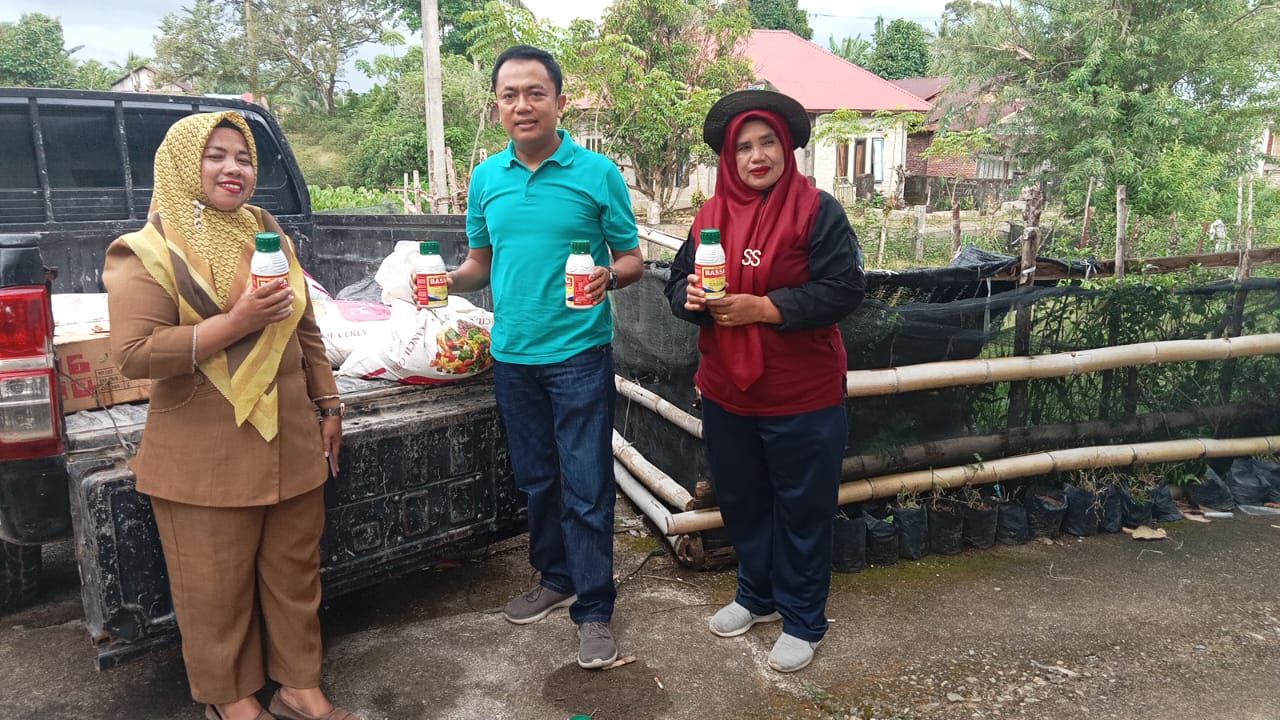 Monitoring dan evaluasi pelaksanaan demplot penyuluh melalui teknologi MTOT serta Penyerahan Pestisi