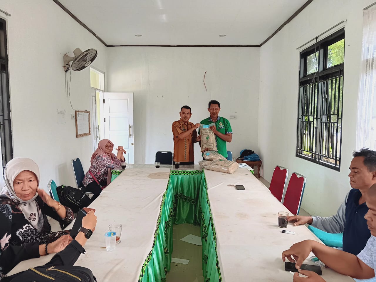 Penyerahan Bantuan Bibit Padi Sawah untuk Pelaksanaan MTOT di BPP Ranah Pesisir