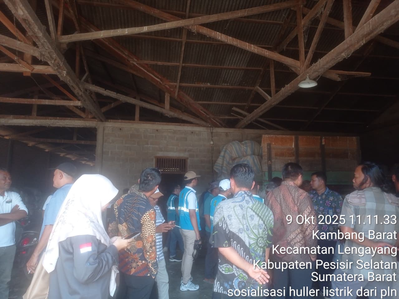 MENGHADIRI SOSIALISASI HULLER LISTRIK OLEH PLN DI KECAMATAN LENGAYANG