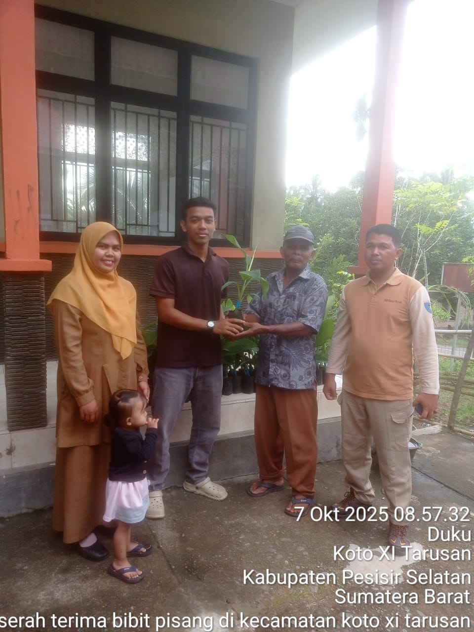 SERAH TERIMA BIBIT PISANG KEGIATAN P2B KE KELTAN CUMATEH KECAMATAN KOTO XI TARUSAN