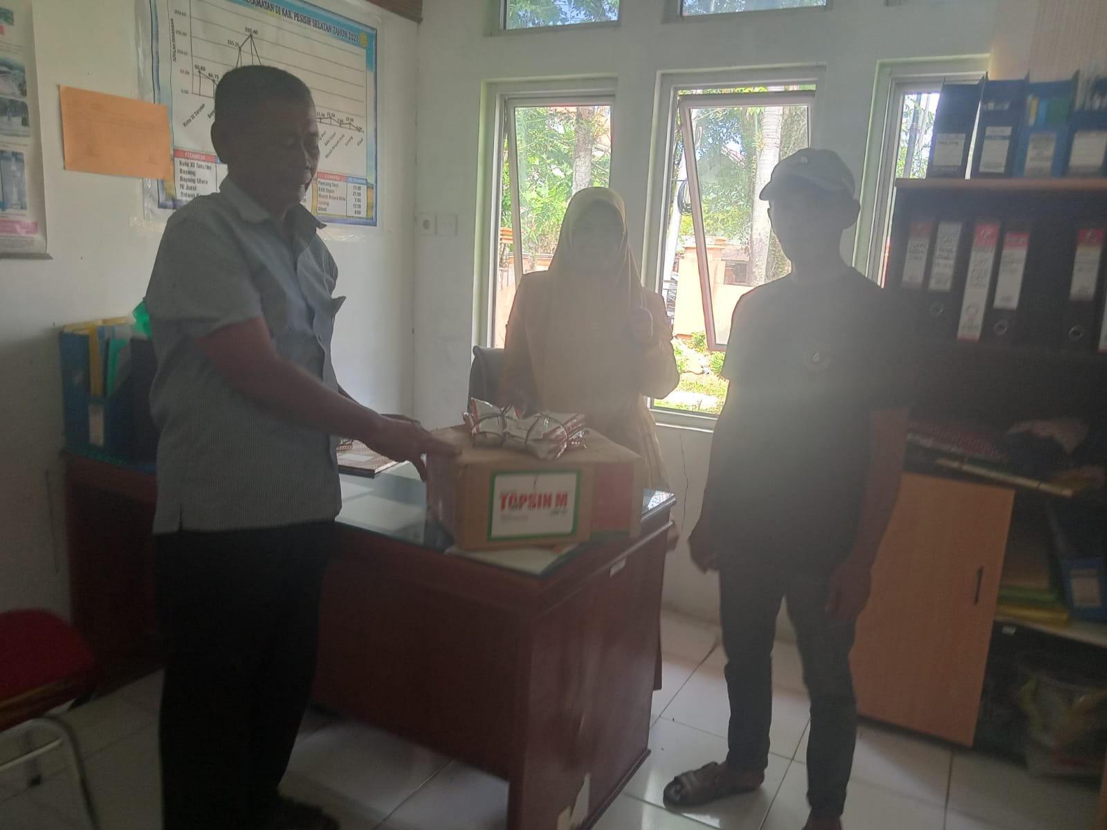 TPH-MEMBERIKAN BANTUAN PESTISIDA KE KELOMPOK YANG TERSERANG OPT