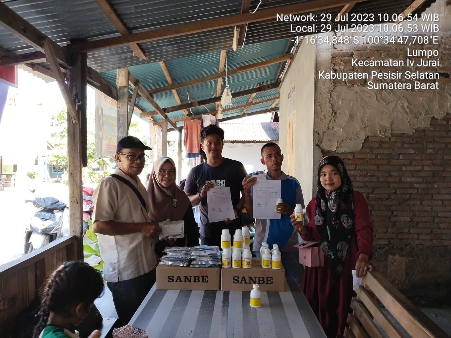 Pendistribusian Obat-Obatan Untuk Kelompok Penerima Bantuan Ternak Unggas di Kecamatan IV Jurai